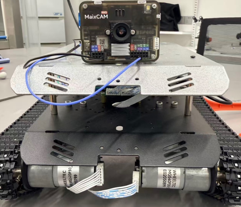 搭载 MaixCam 的人体跟随履带车实物